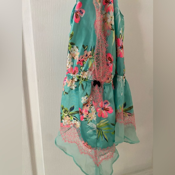 Victoria Secret Intimate sleep wear👗💚the first and last picture it's the front😉 - Picture 7 of 13